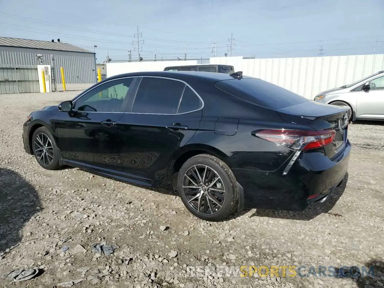 2 fotografías del automóvil dañado 4T1G11BK4RU127965 TOYOTA CAMRY 2024