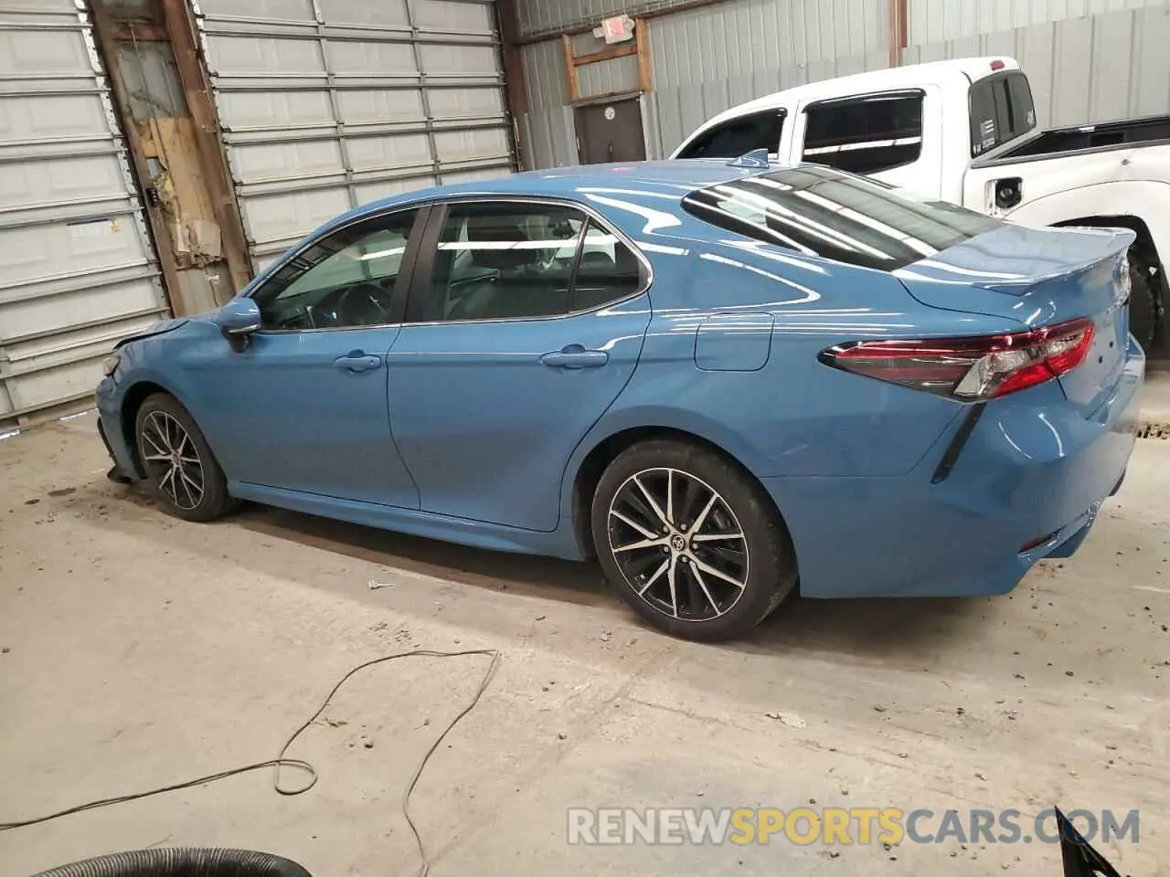 2 fotografías del automóvil dañado 4T1G11BK4RU130039 TOYOTA CAMRY 2024