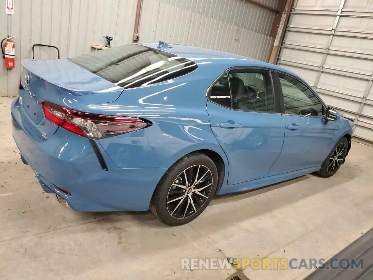 3 fotografías del automóvil dañado 4T1G11BK4RU130039 TOYOTA CAMRY 2024