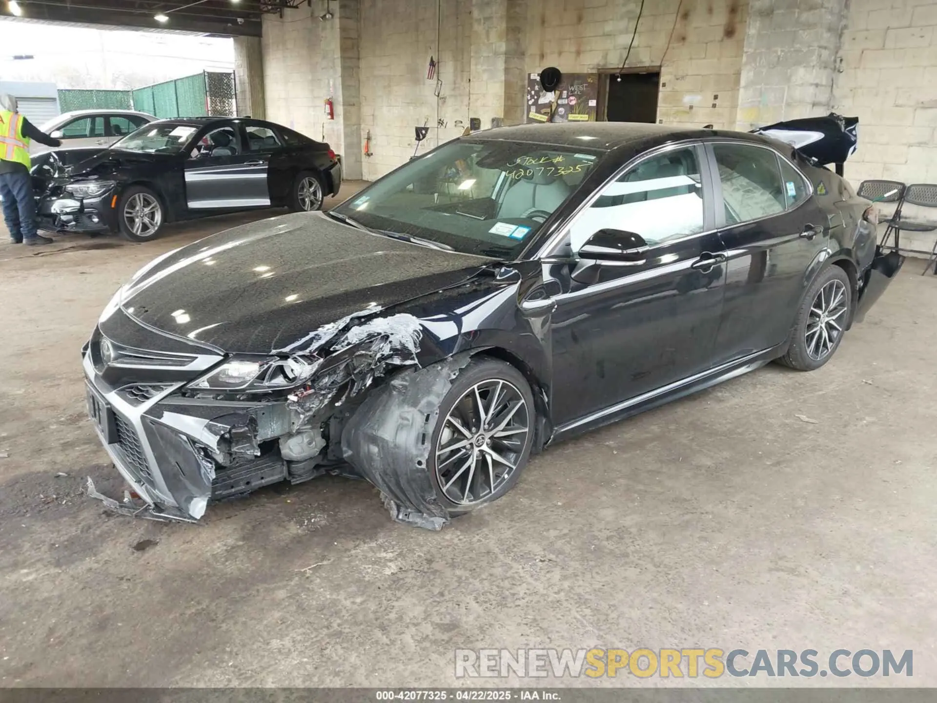 2 fotografías del automóvil dañado 4T1G11BK6RU111458 TOYOTA CAMRY 2024