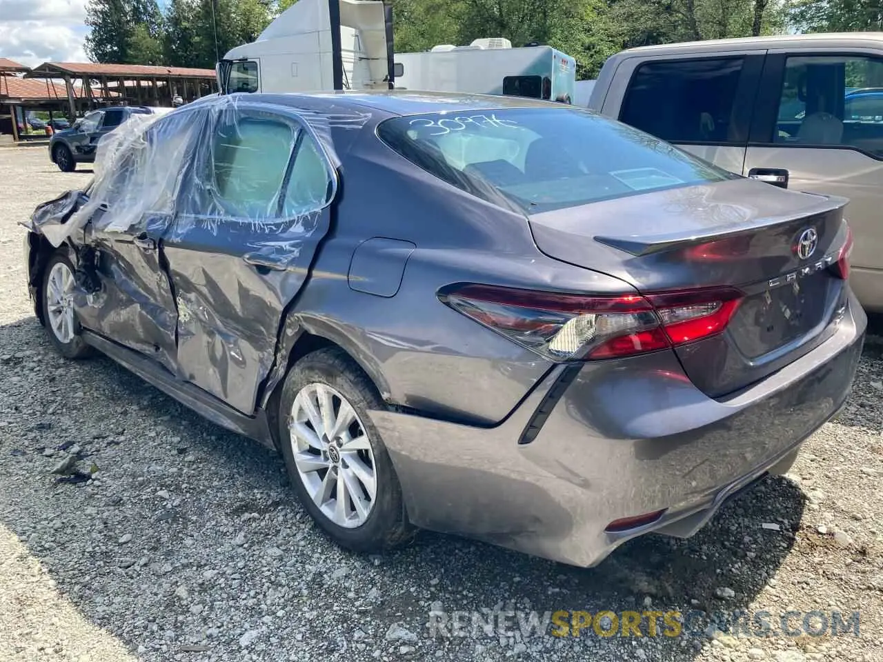 2 fotografías del automóvil dañado 4T1G11BK7RU127569 TOYOTA CAMRY 2024