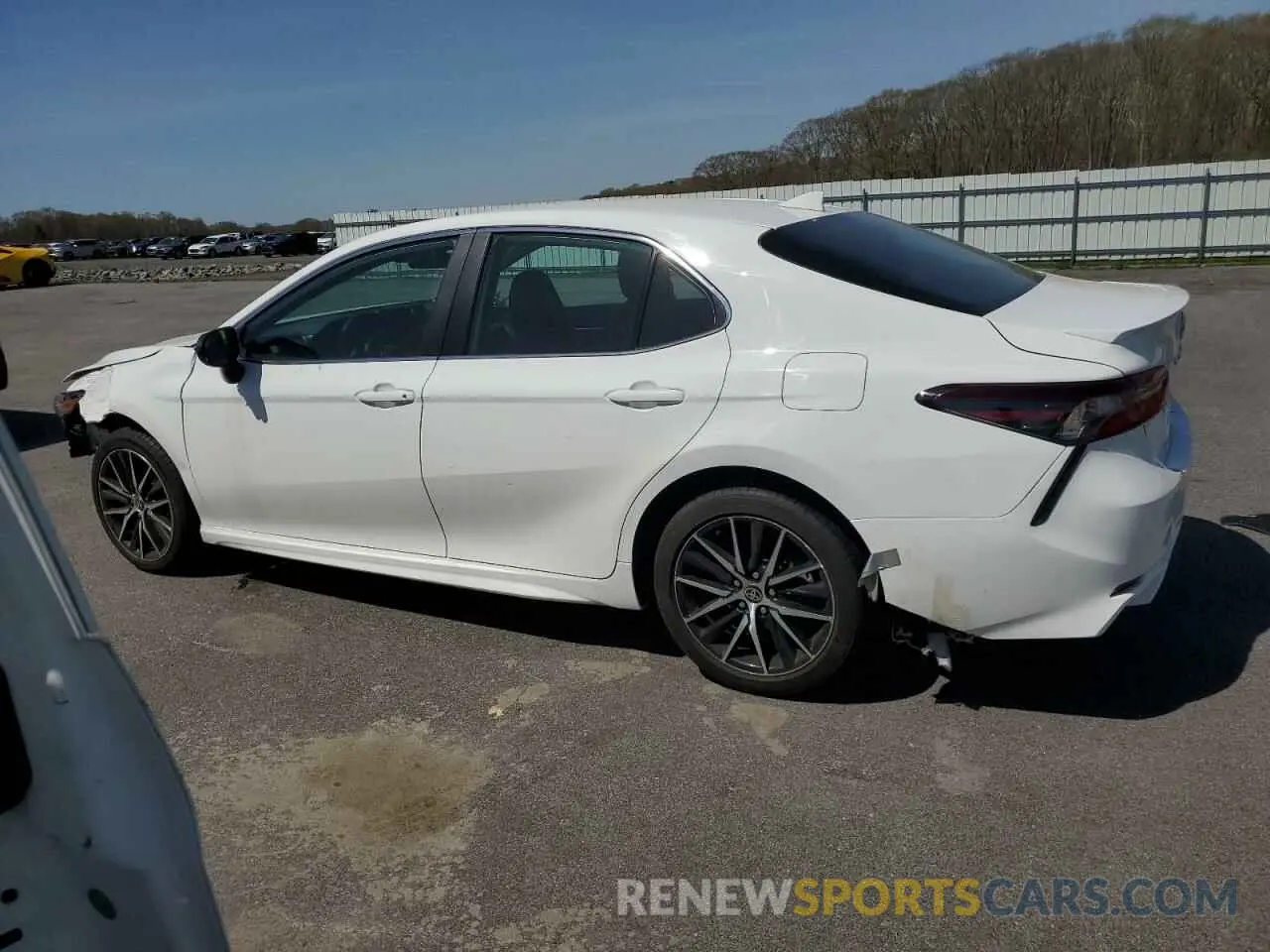 2 fotografías del automóvil dañado 4T1G11BK8RU117908 TOYOTA CAMRY 2024