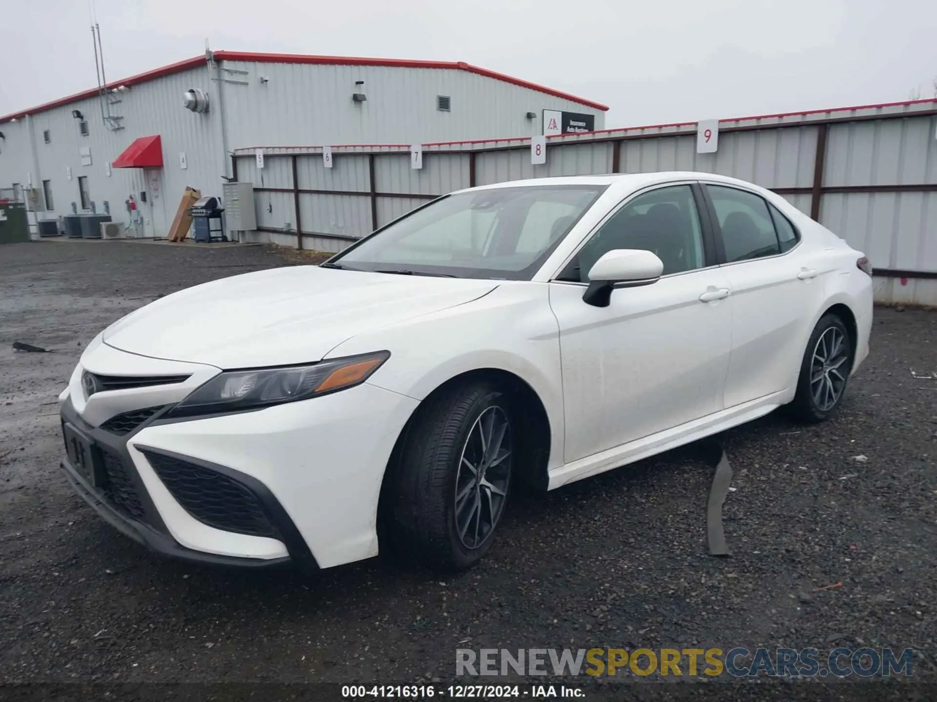 2 fotografías del automóvil dañado 4T1G11BK9RU111342 TOYOTA CAMRY 2024