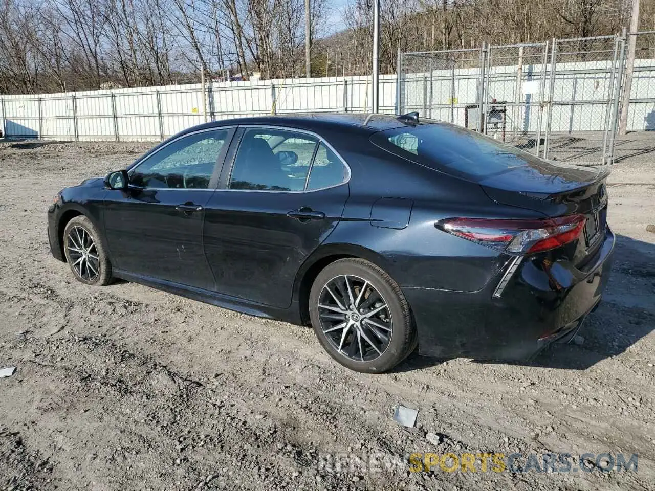 2 fotografías del automóvil dañado 4T1G11BK9RU114354 TOYOTA CAMRY 2024