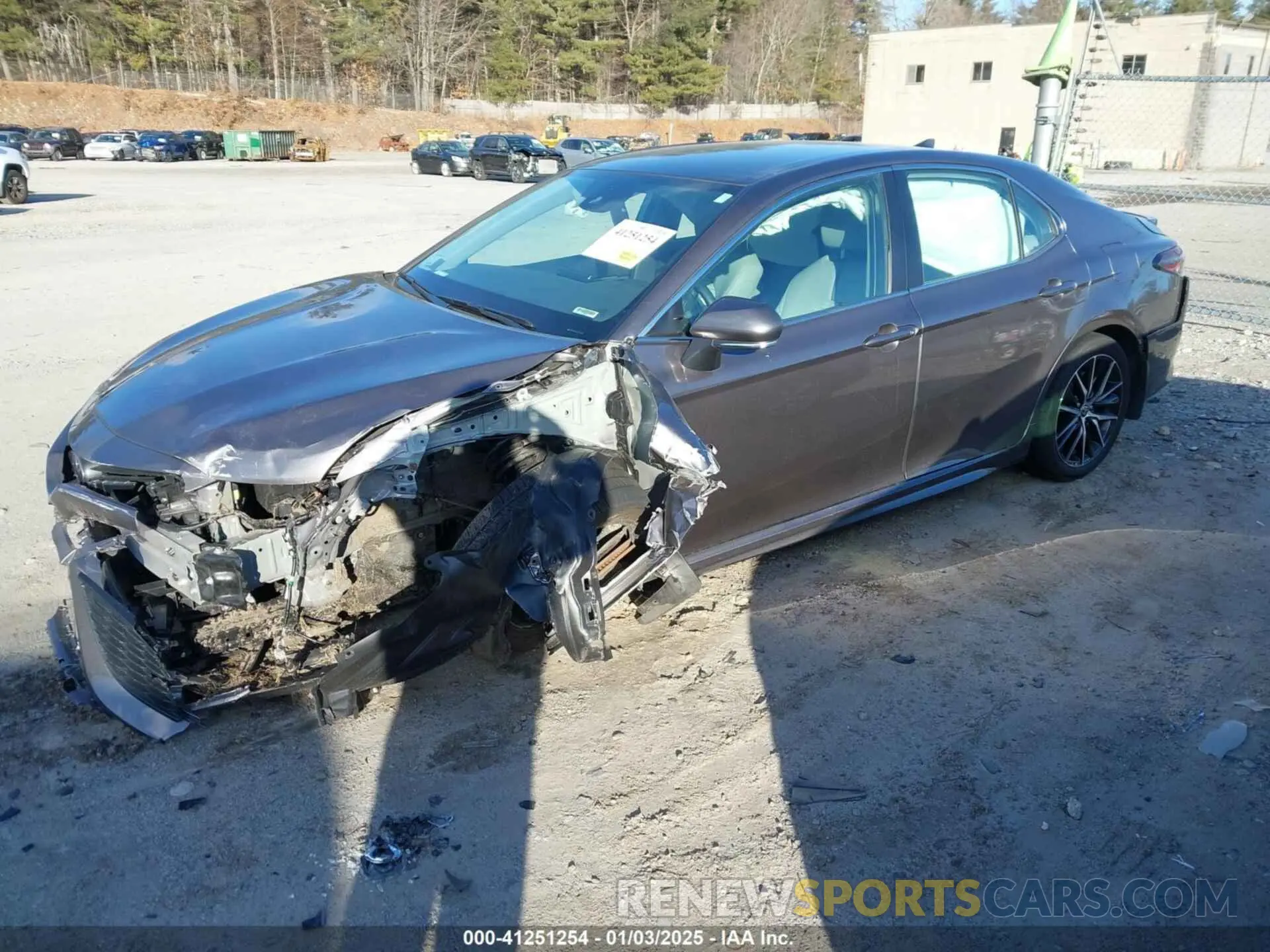 2 fotografías del automóvil dañado 4T1G11BKXRU117683 TOYOTA CAMRY 2024