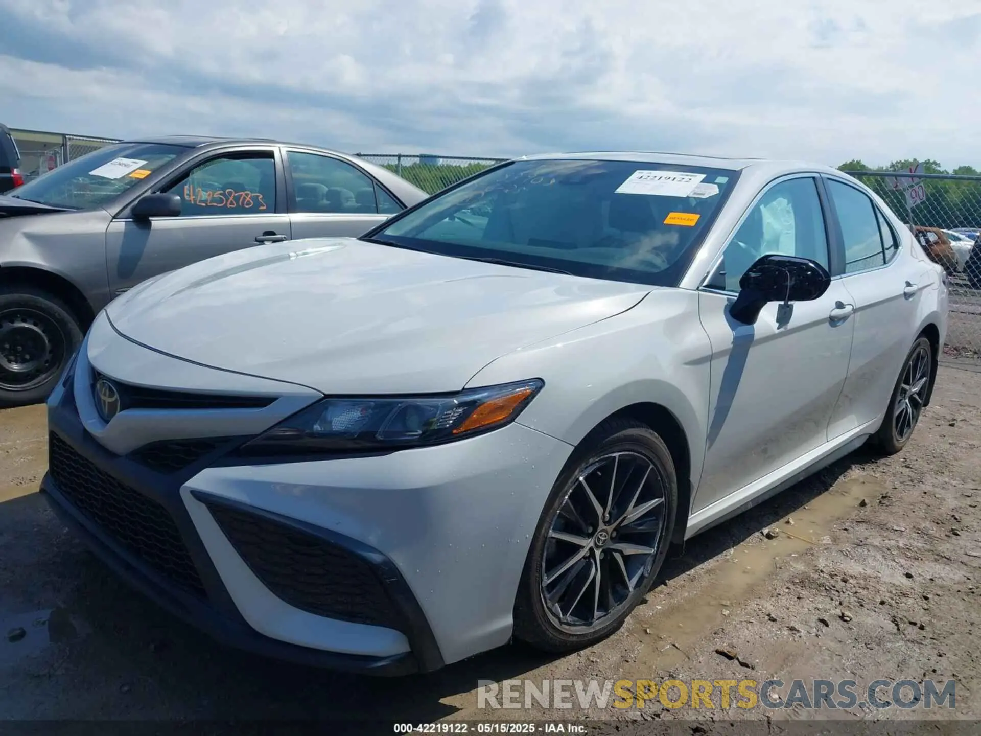 2 fotografías del automóvil dañado 4T1G11BKXRU126304 TOYOTA CAMRY 2024