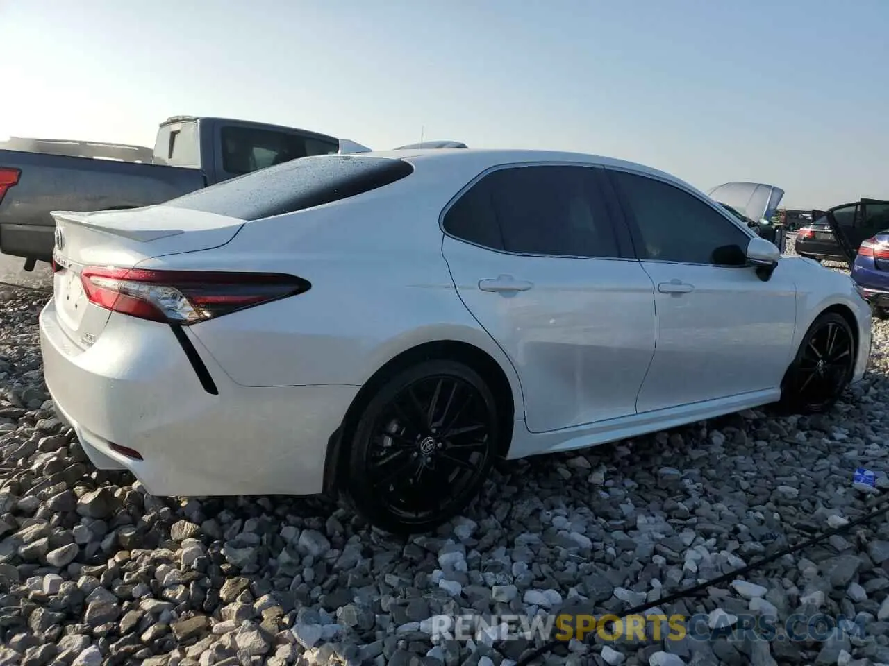 3 fotografías del automóvil dañado 4T1K31AK0RU622377 TOYOTA CAMRY 2024