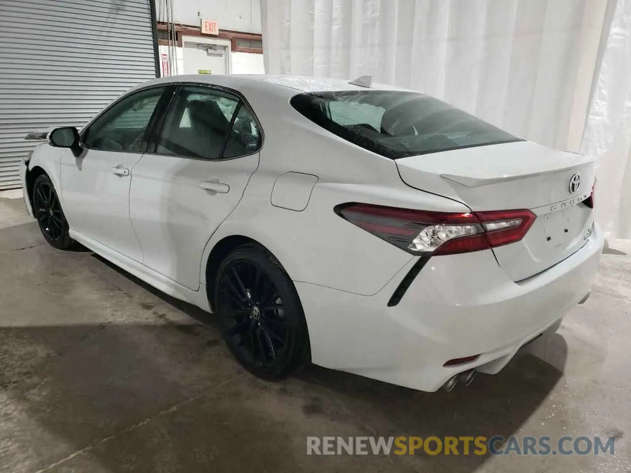 2 fotografías del automóvil dañado 4T1K31AK4RU077073 TOYOTA CAMRY 2024