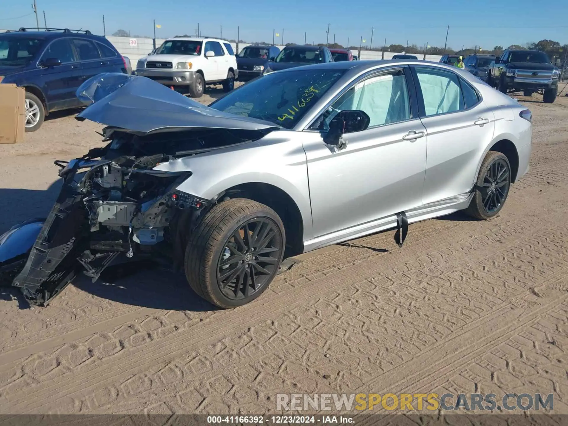 2 fotografías del automóvil dañado 4T1K61AK0RU233634 TOYOTA CAMRY 2024
