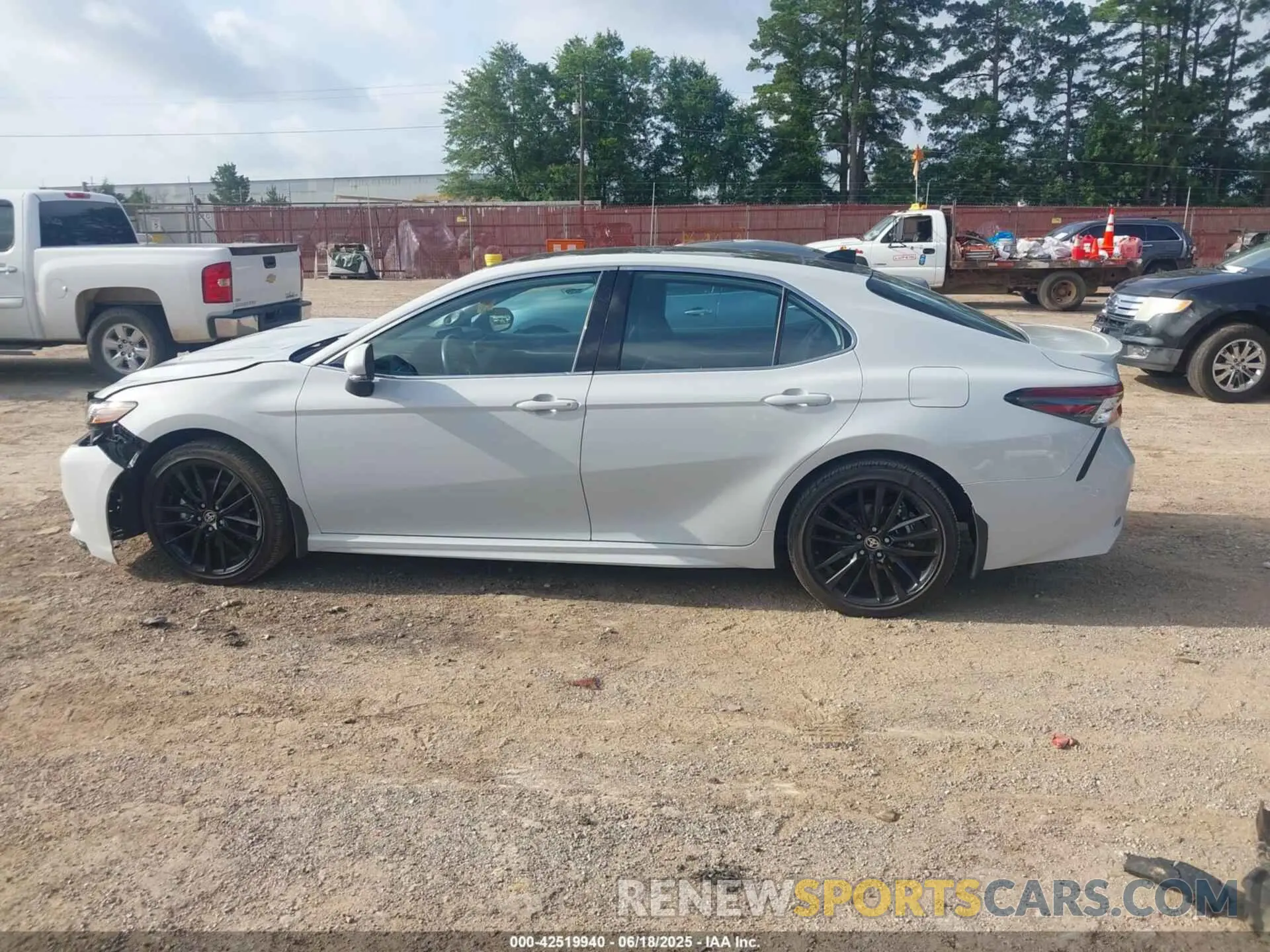 15 fotografías del automóvil dañado 4T1K61AK2RU209996 TOYOTA CAMRY 2024