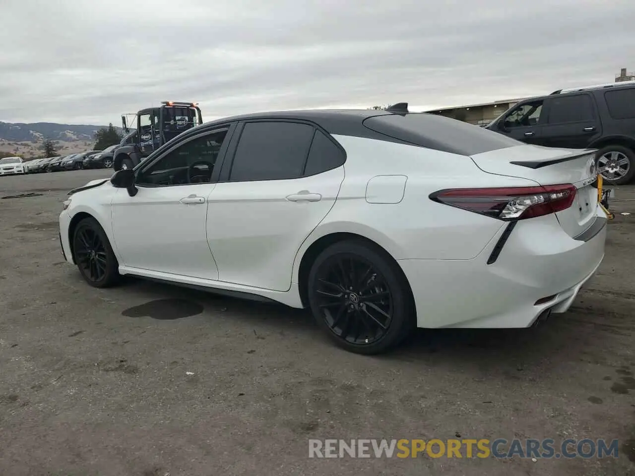 2 fotografías del automóvil dañado 4T1K61AK2RU226989 TOYOTA CAMRY 2024