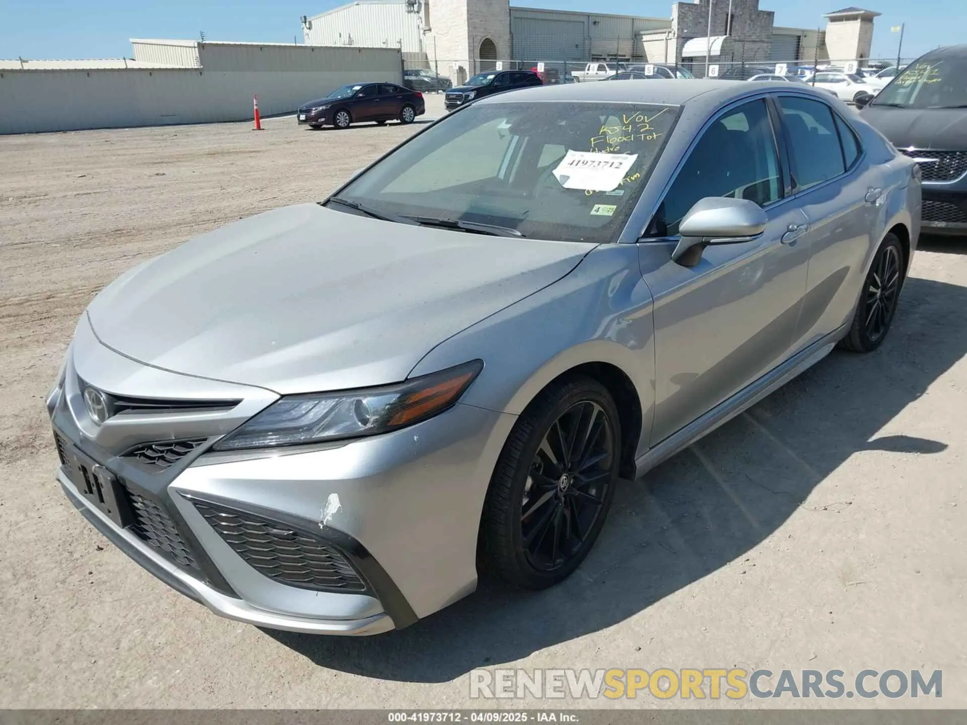 2 fotografías del automóvil dañado 4T1K61AK2RU918105 TOYOTA CAMRY 2024