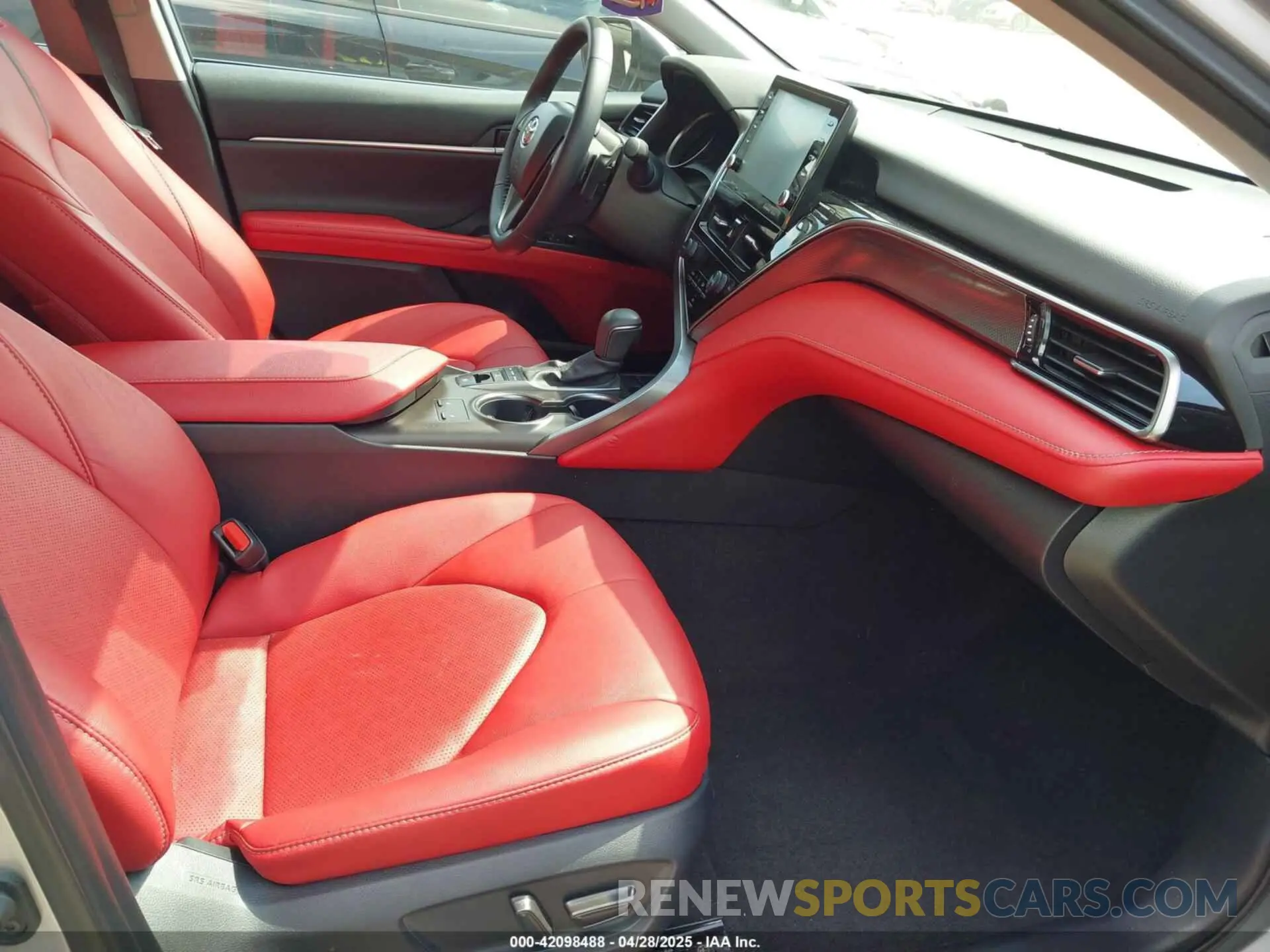 5 fotografías del automóvil dañado 4T1K61AK7RU861738 TOYOTA CAMRY 2024