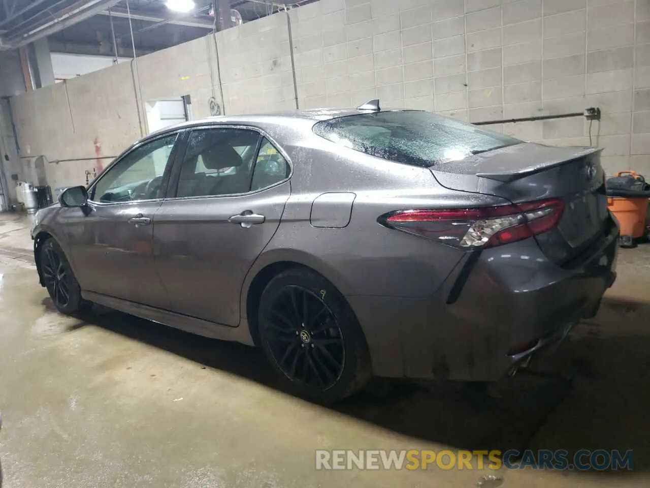 2 fotografías del automóvil dañado 4T1K61AK8RU221845 TOYOTA CAMRY 2024