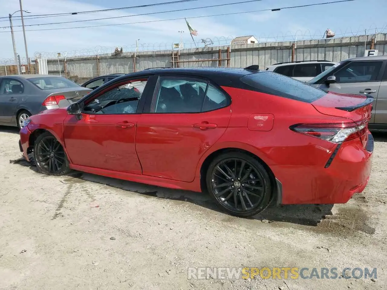2 fotografías del automóvil dañado 4T1KZ1AK2RU101904 TOYOTA CAMRY 2024