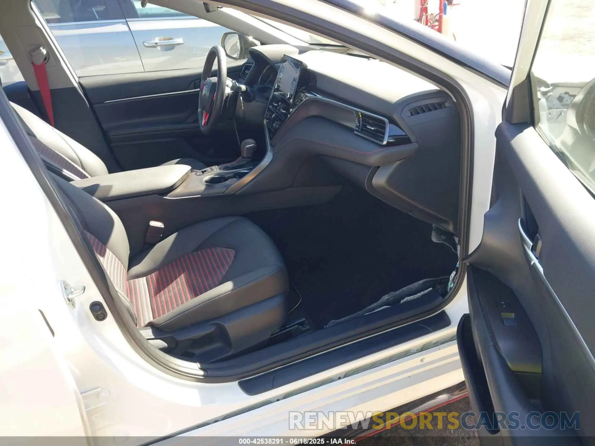 5 fotografías del automóvil dañado 4T1KZ1AK7RU096084 TOYOTA CAMRY 2024