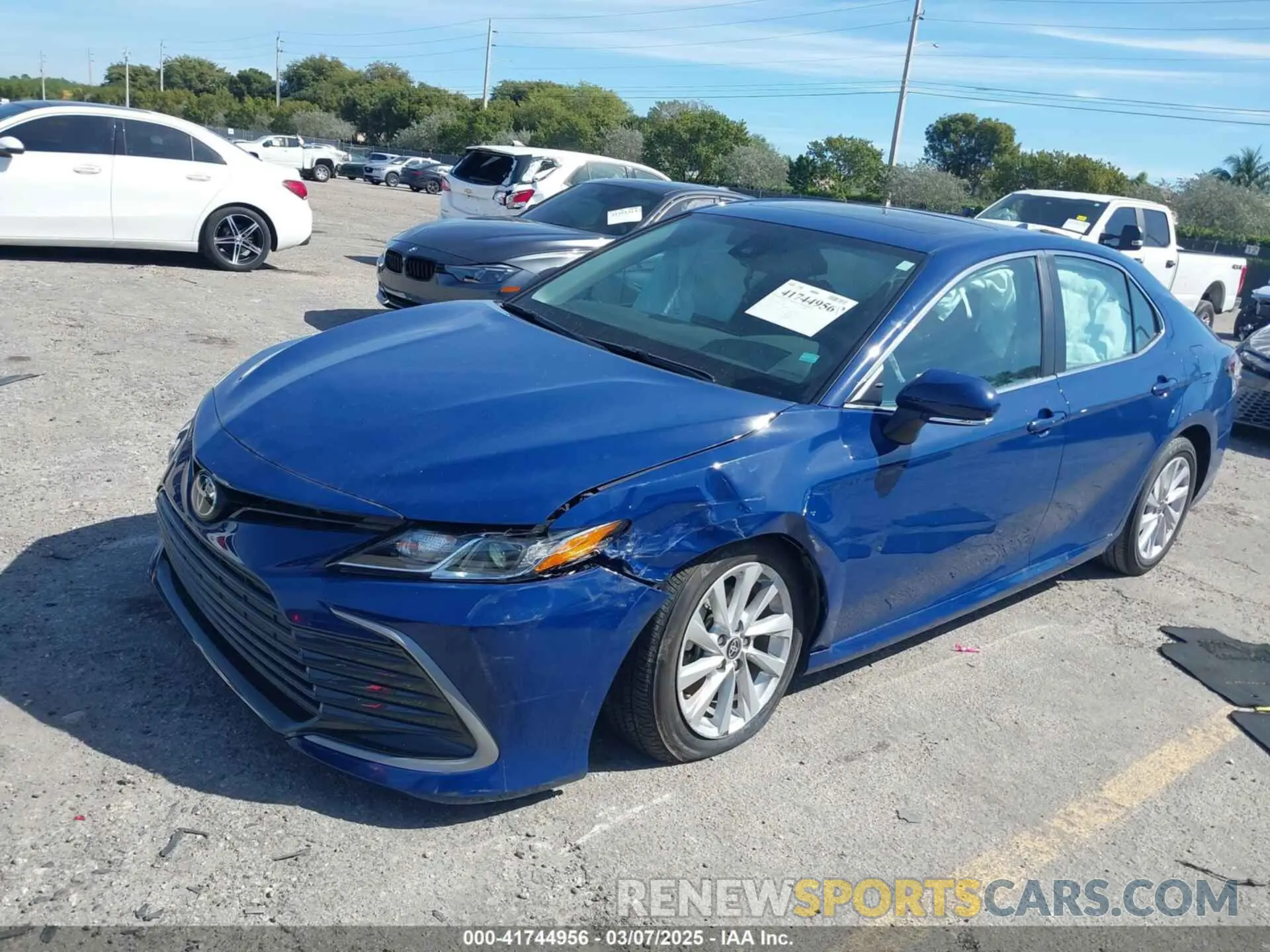 2 fotografías del automóvil dañado 4T1R11AK0RU239589 TOYOTA CAMRY 2024