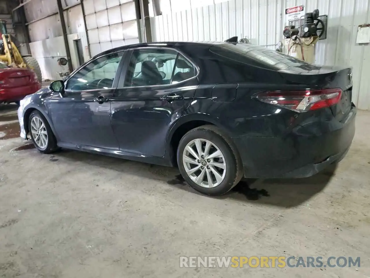 2 fotografías del automóvil dañado 4T1R11AK0RU899633 TOYOTA CAMRY 2024