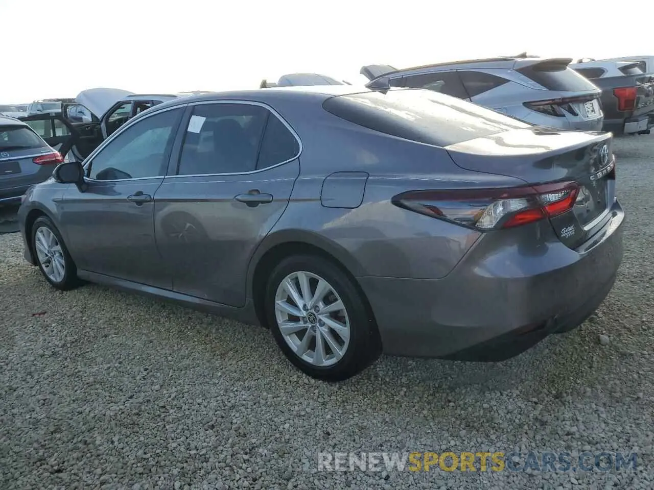 2 fotografías del automóvil dañado 4T1R11AK1RU246065 TOYOTA CAMRY 2024