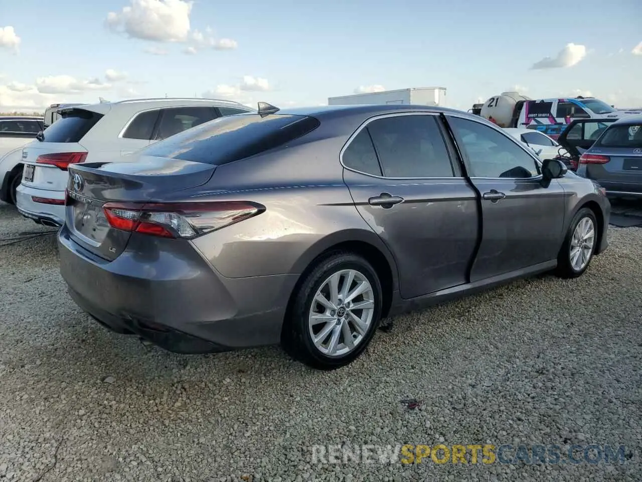 3 fotografías del automóvil dañado 4T1R11AK1RU246065 TOYOTA CAMRY 2024