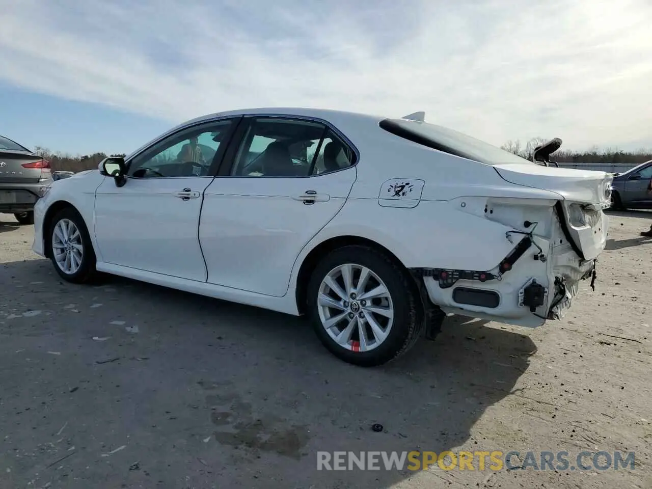 2 fotografías del automóvil dañado 4T1R11AK2RU880968 TOYOTA CAMRY 2024