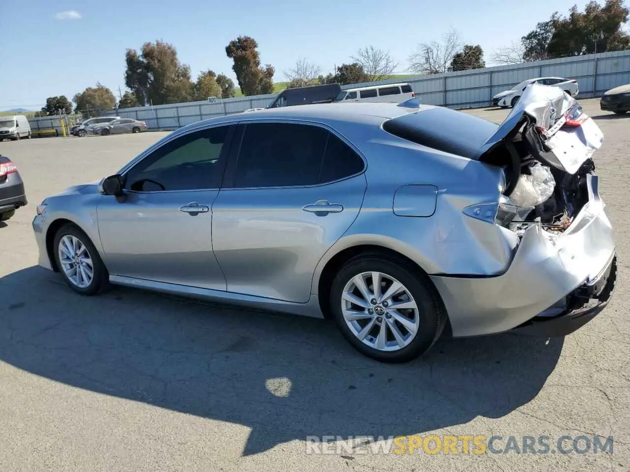 2 fotografías del automóvil dañado 4T1R11AK4RU903280 TOYOTA CAMRY 2024
