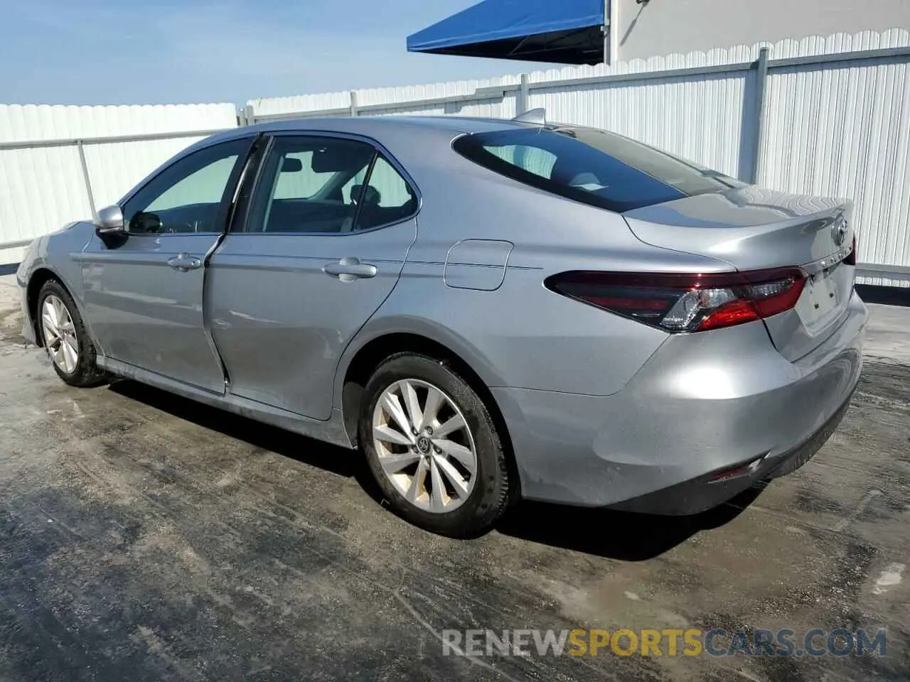 2 fotografías del automóvil dañado 4T1R11AK4RU921875 TOYOTA CAMRY 2024