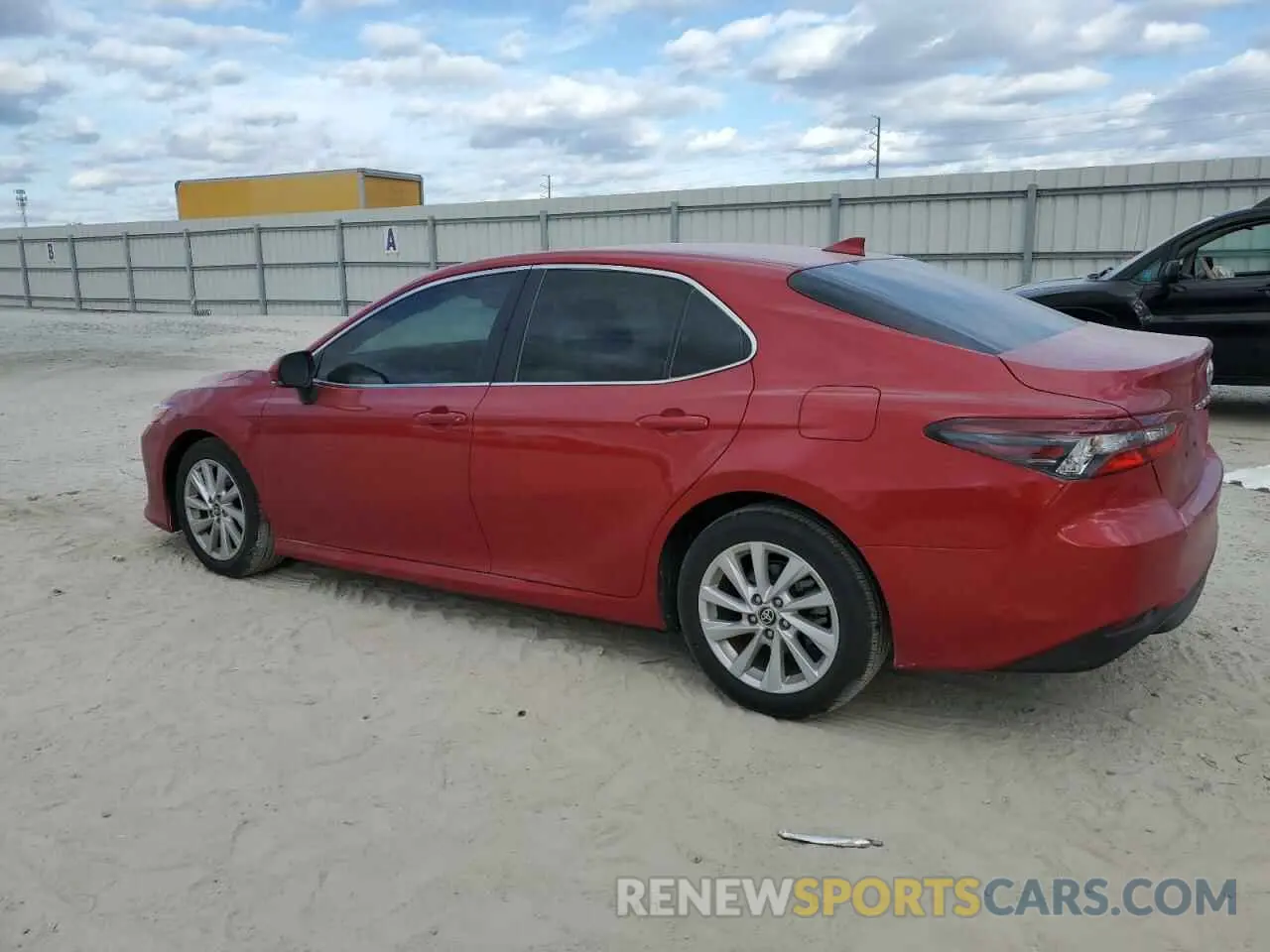 2 fotografías del automóvil dañado 4T1R11AK5RU243556 TOYOTA CAMRY 2024