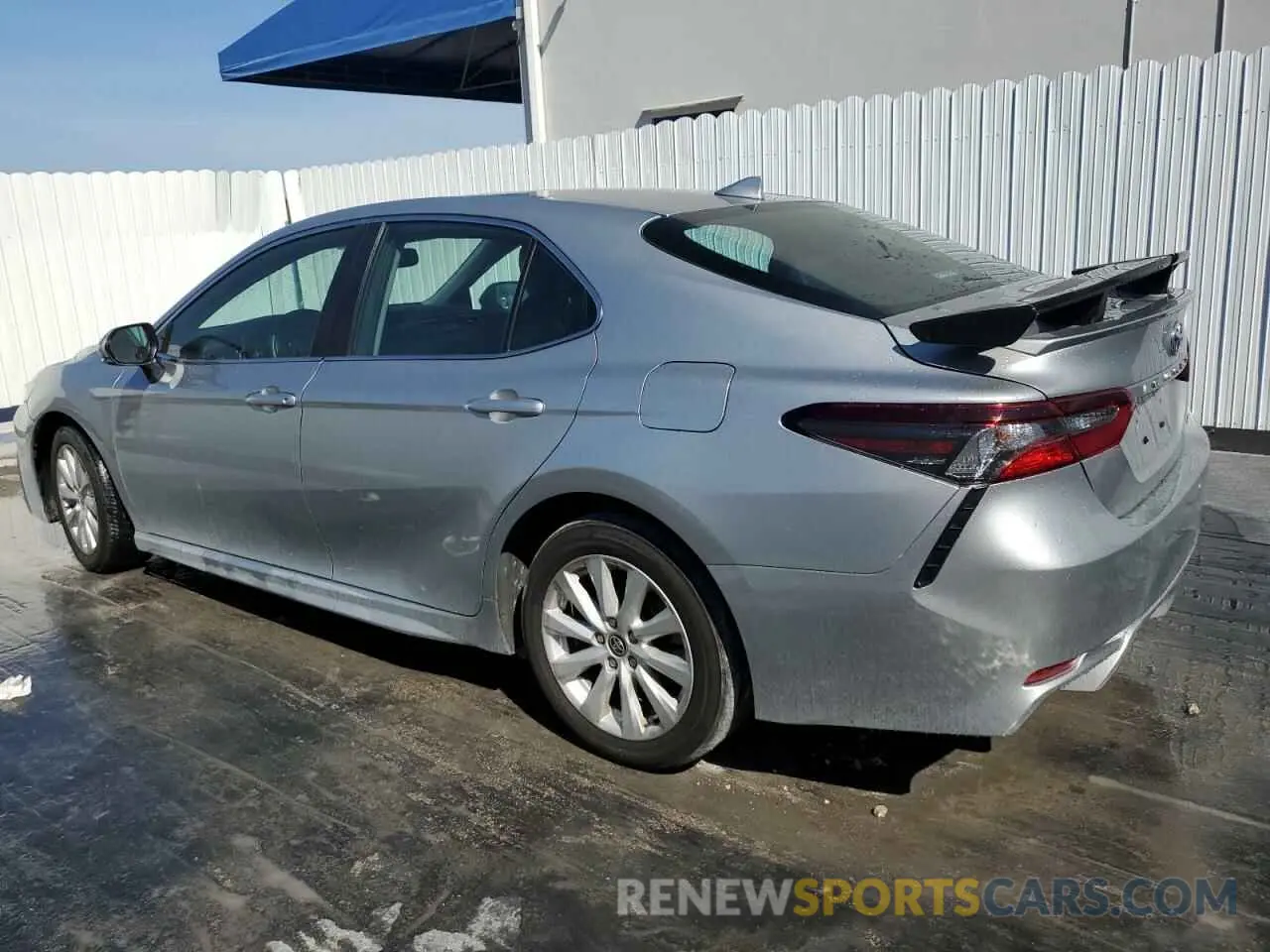 2 fotografías del automóvil dañado 4T1S11AK1RU243314 TOYOTA CAMRY 2024