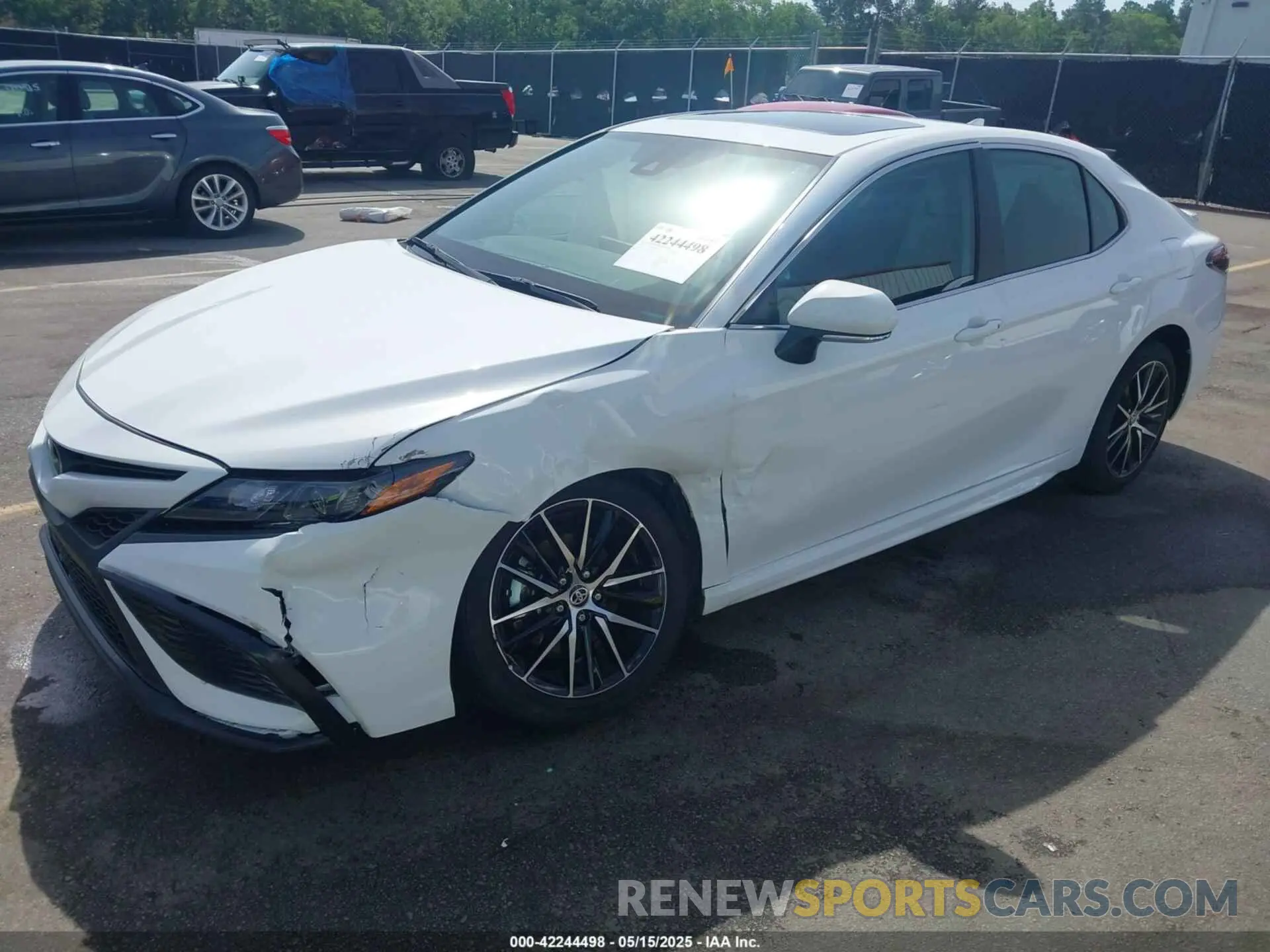 2 fotografías del automóvil dañado 4T1S11AK3RU242942 TOYOTA CAMRY 2024