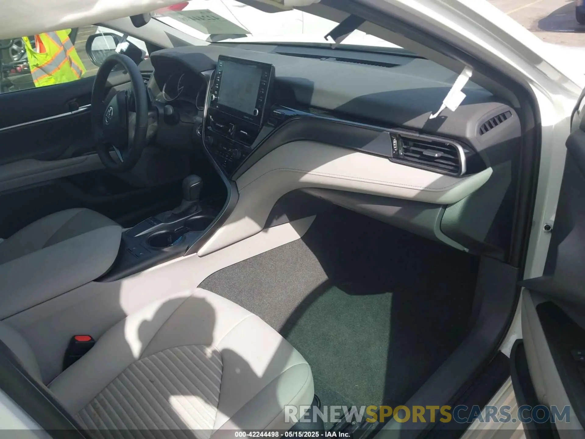 5 fotografías del automóvil dañado 4T1S11AK3RU242942 TOYOTA CAMRY 2024