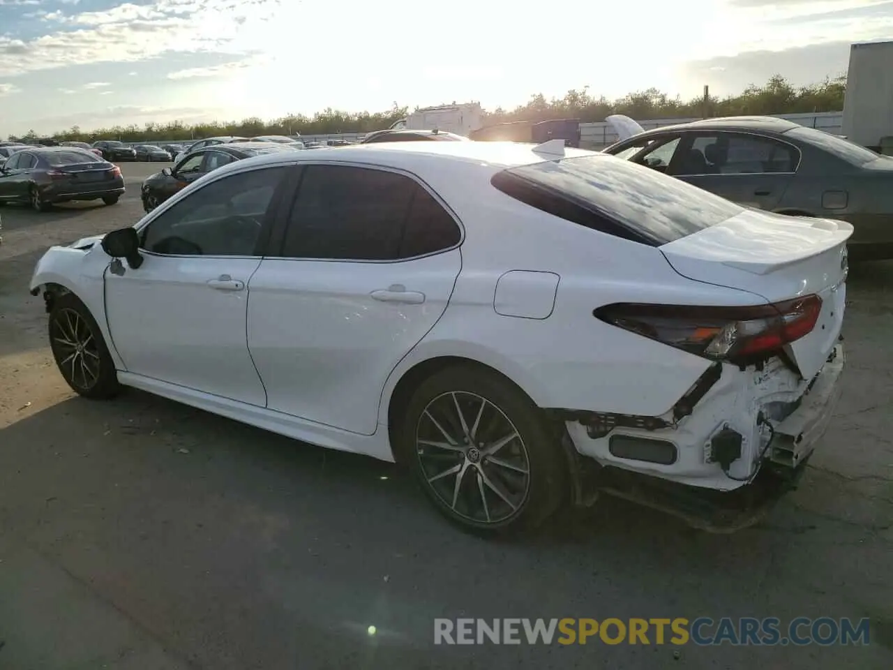 2 fotografías del automóvil dañado 4T1S11AK7RU246573 TOYOTA CAMRY 2024