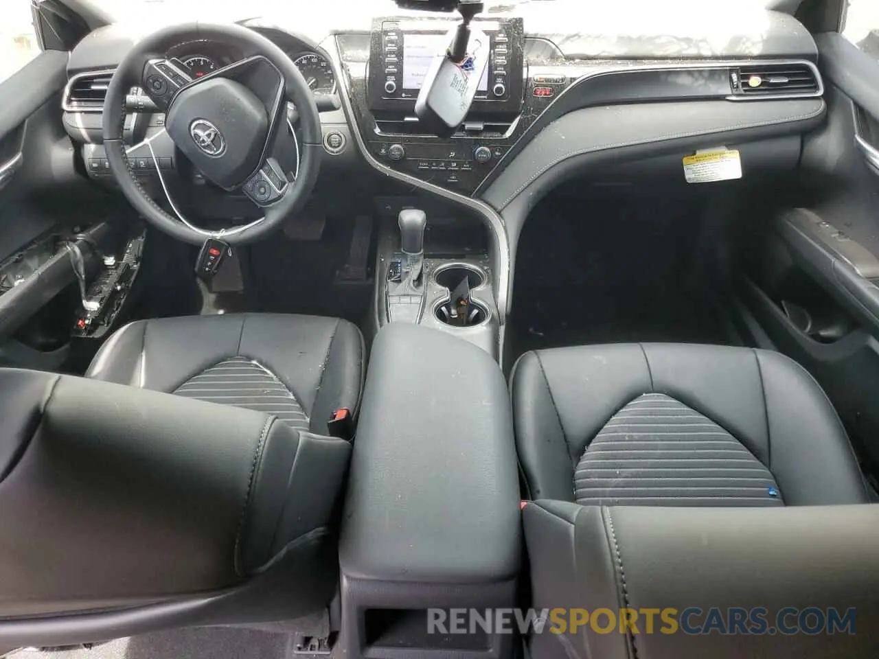 8 fotografías del automóvil dañado 4T1T11AK0RU196751 TOYOTA CAMRY 2024