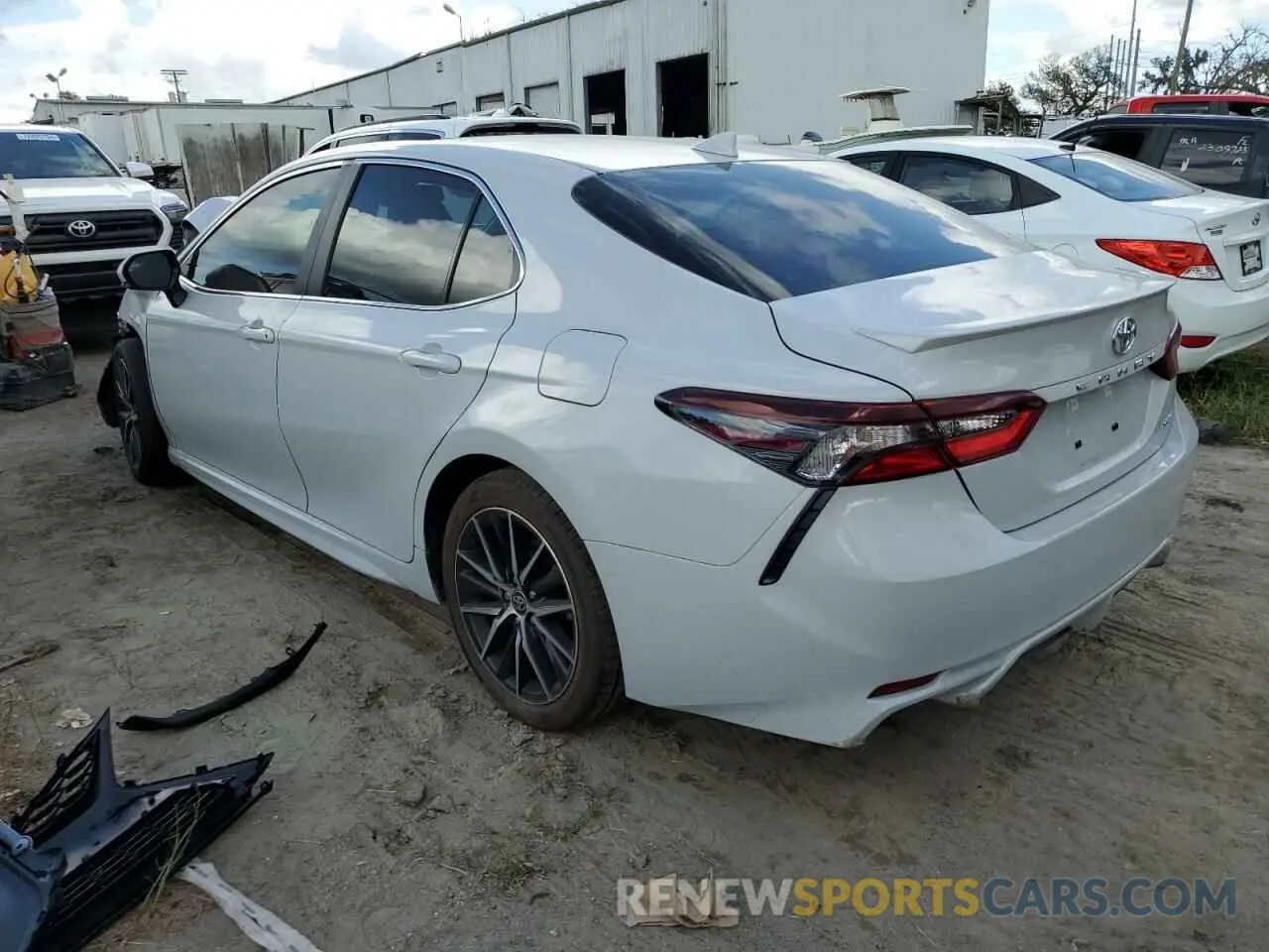 2 fotografías del automóvil dañado 4T1T11AK0RU229134 TOYOTA CAMRY 2024