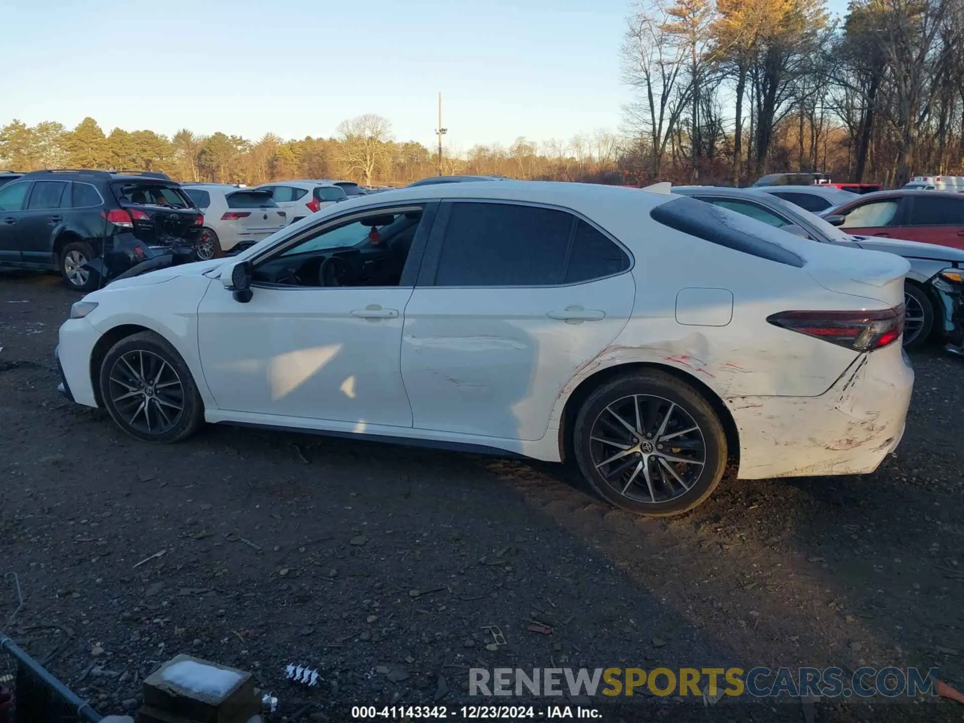 14 fotografías del automóvil dañado 4T1T11AK0RU862295 TOYOTA CAMRY 2024