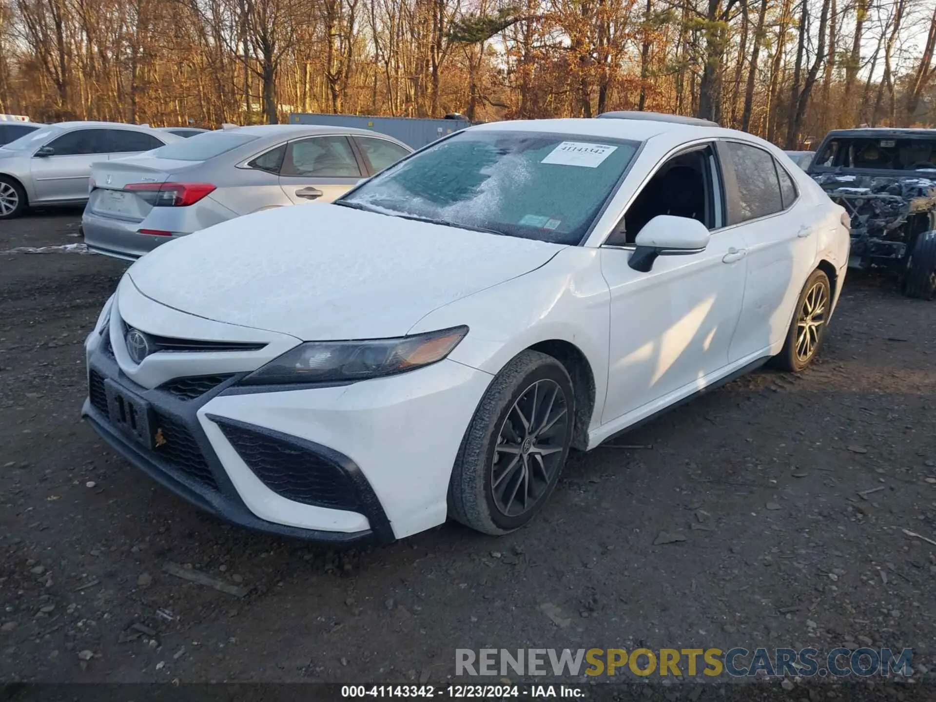 2 fotografías del automóvil dañado 4T1T11AK0RU862295 TOYOTA CAMRY 2024