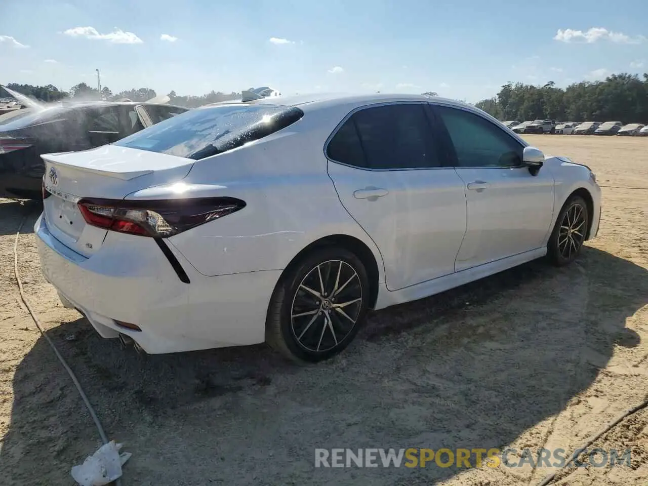 3 fotografías del automóvil dañado 4T1T11AK0RU894602 TOYOTA CAMRY 2024