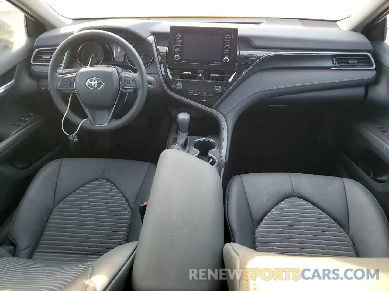 8 fotografías del automóvil dañado 4T1T11AK0RU894602 TOYOTA CAMRY 2024
