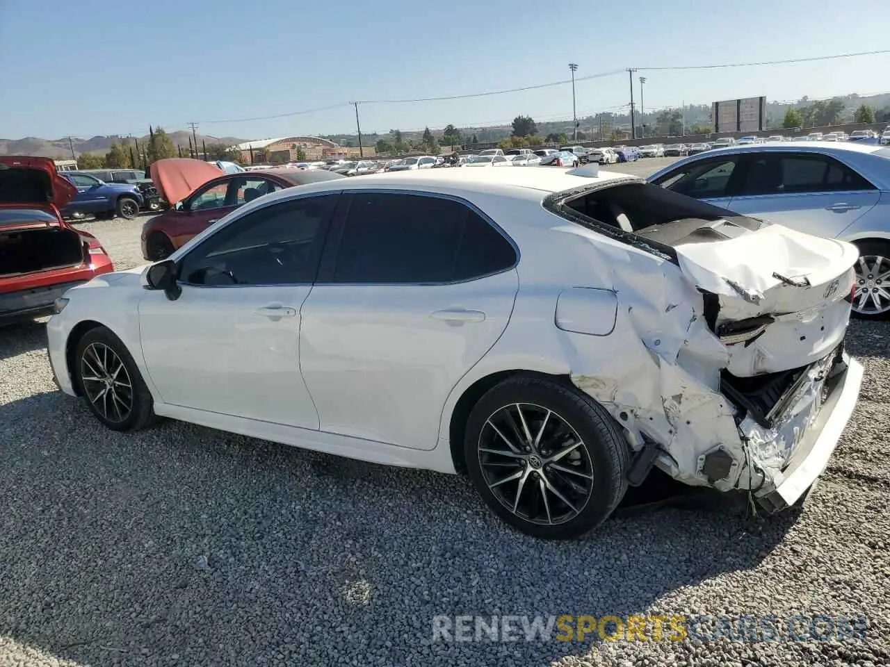 2 fotografías del automóvil dañado 4T1T11AK0RU911222 TOYOTA CAMRY 2024