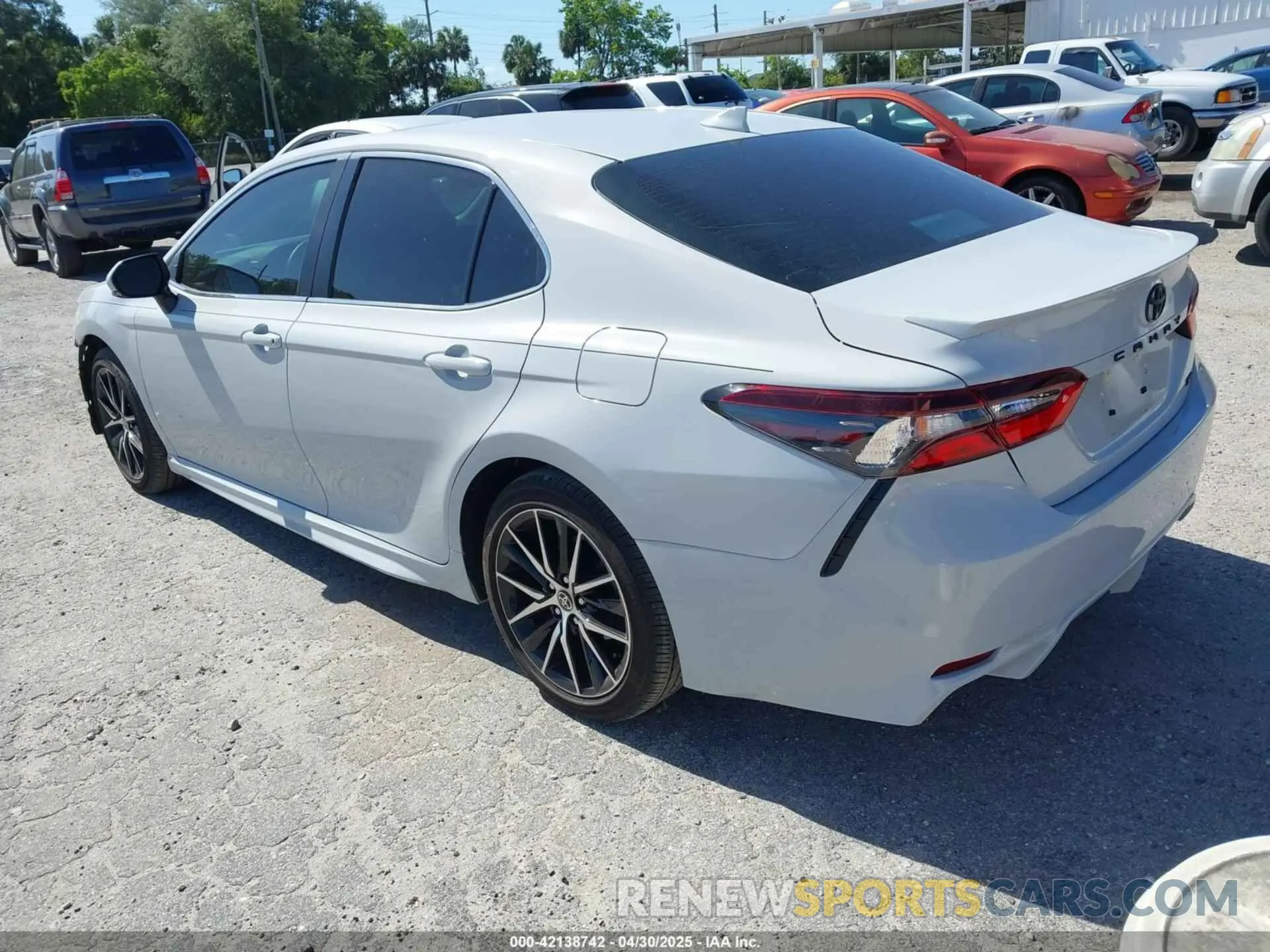 3 fotografías del automóvil dañado 4T1T11AK1RU242572 TOYOTA CAMRY 2024