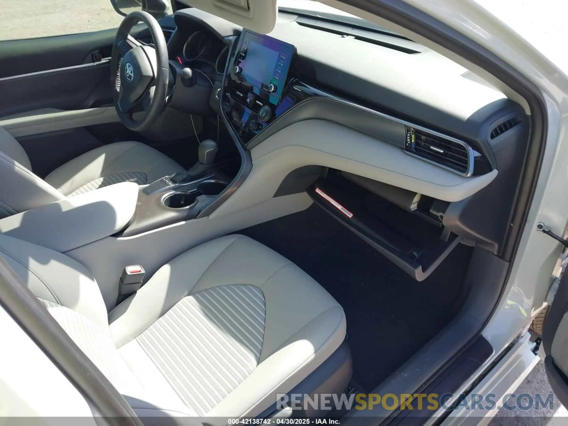 5 fotografías del automóvil dañado 4T1T11AK1RU242572 TOYOTA CAMRY 2024