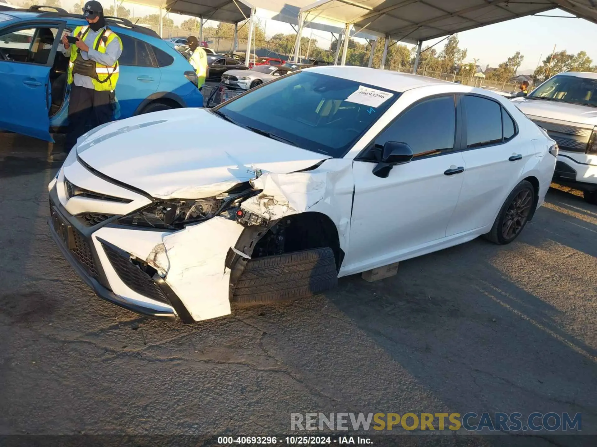 2 fotografías del automóvil dañado 4T1T11AK2RU200606 TOYOTA CAMRY 2024