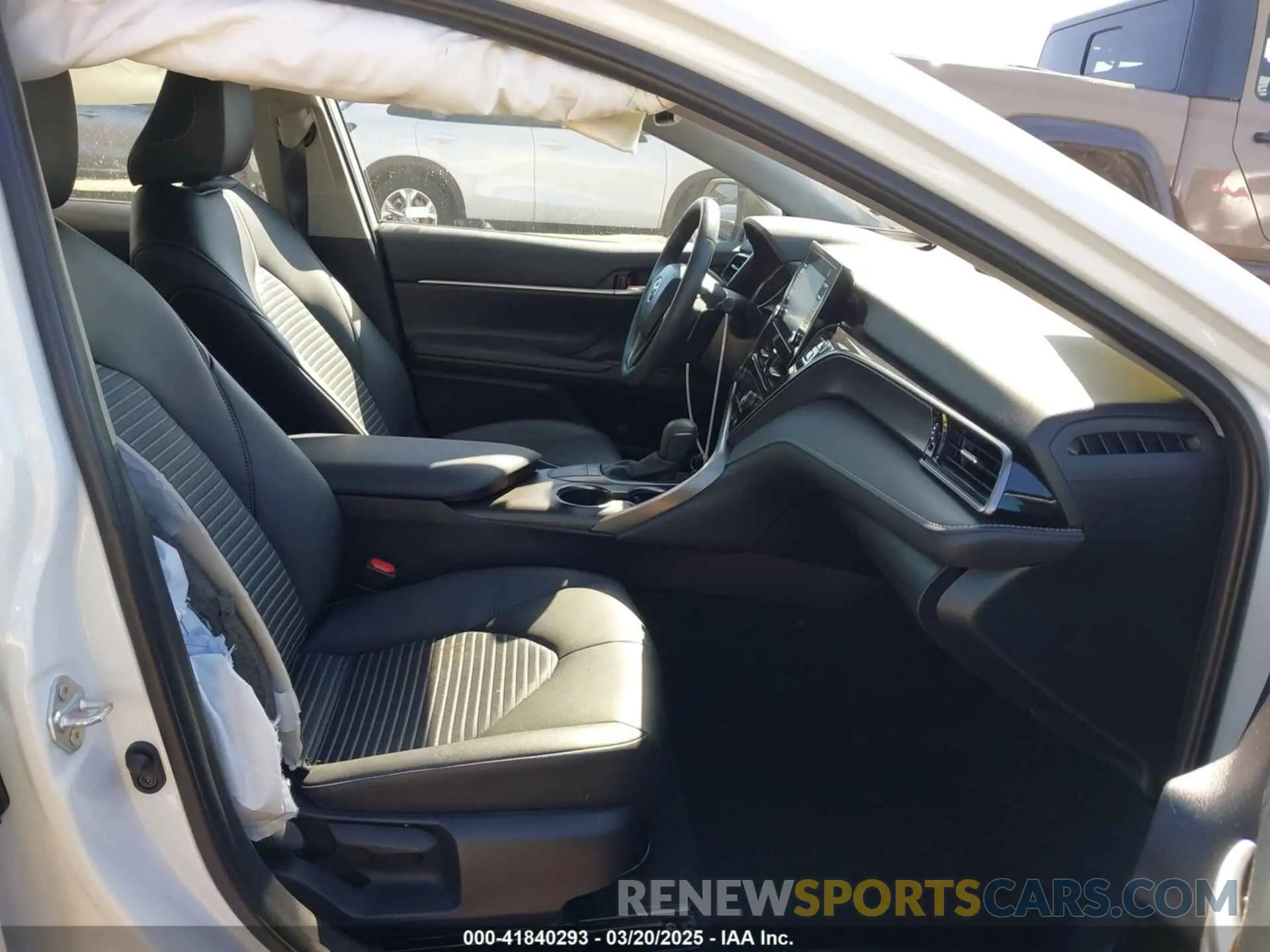 5 fotografías del automóvil dañado 4T1T11AK2RU210052 TOYOTA CAMRY 2024