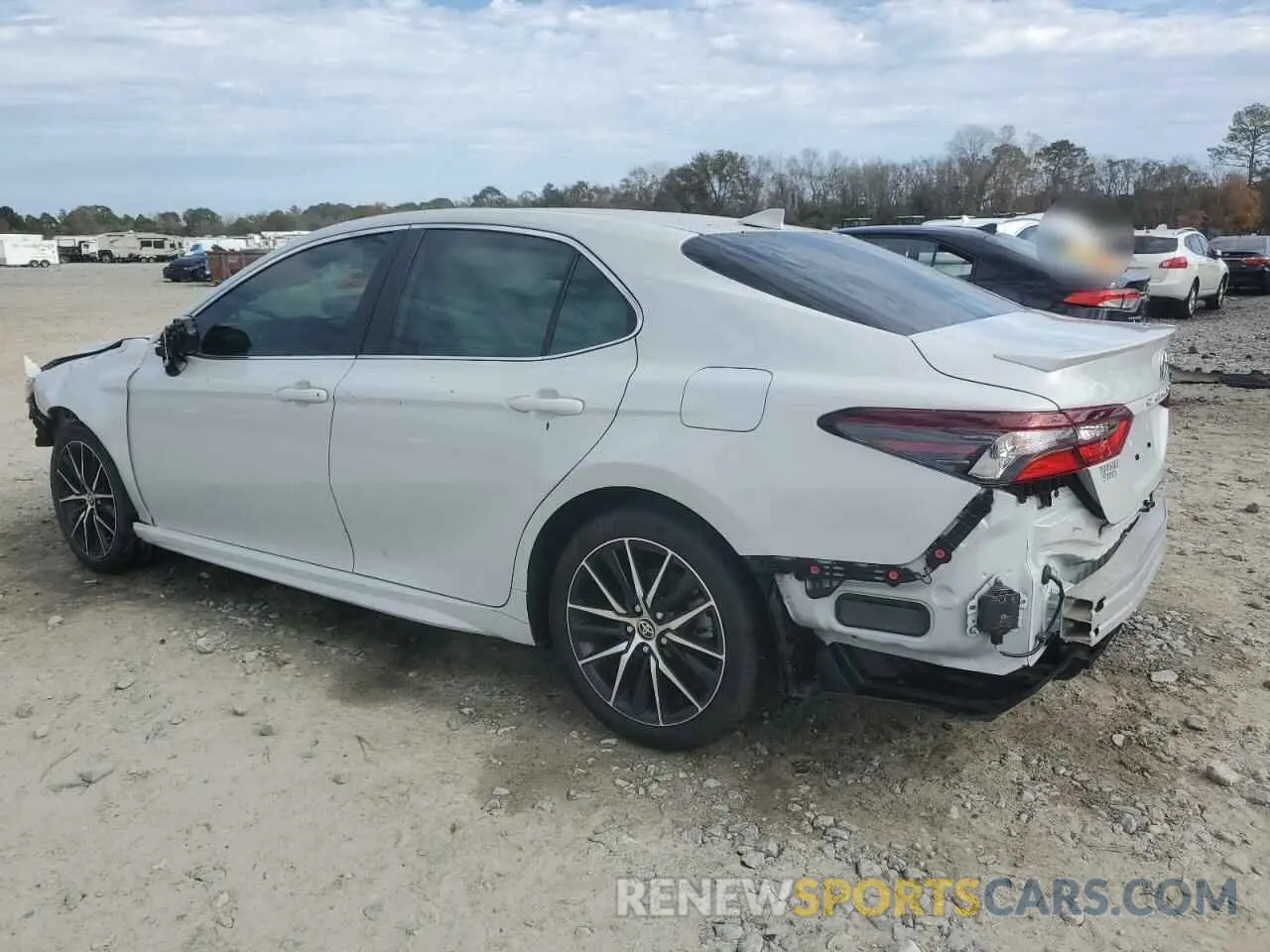 2 fotografías del automóvil dañado 4T1T11AK2RU242080 TOYOTA CAMRY 2024