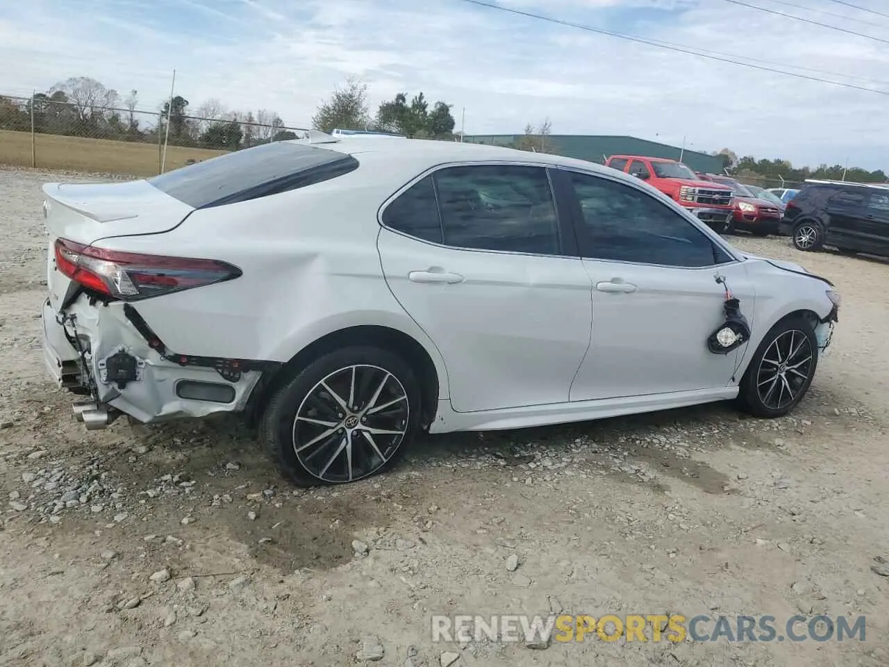 3 fotografías del automóvil dañado 4T1T11AK2RU242080 TOYOTA CAMRY 2024