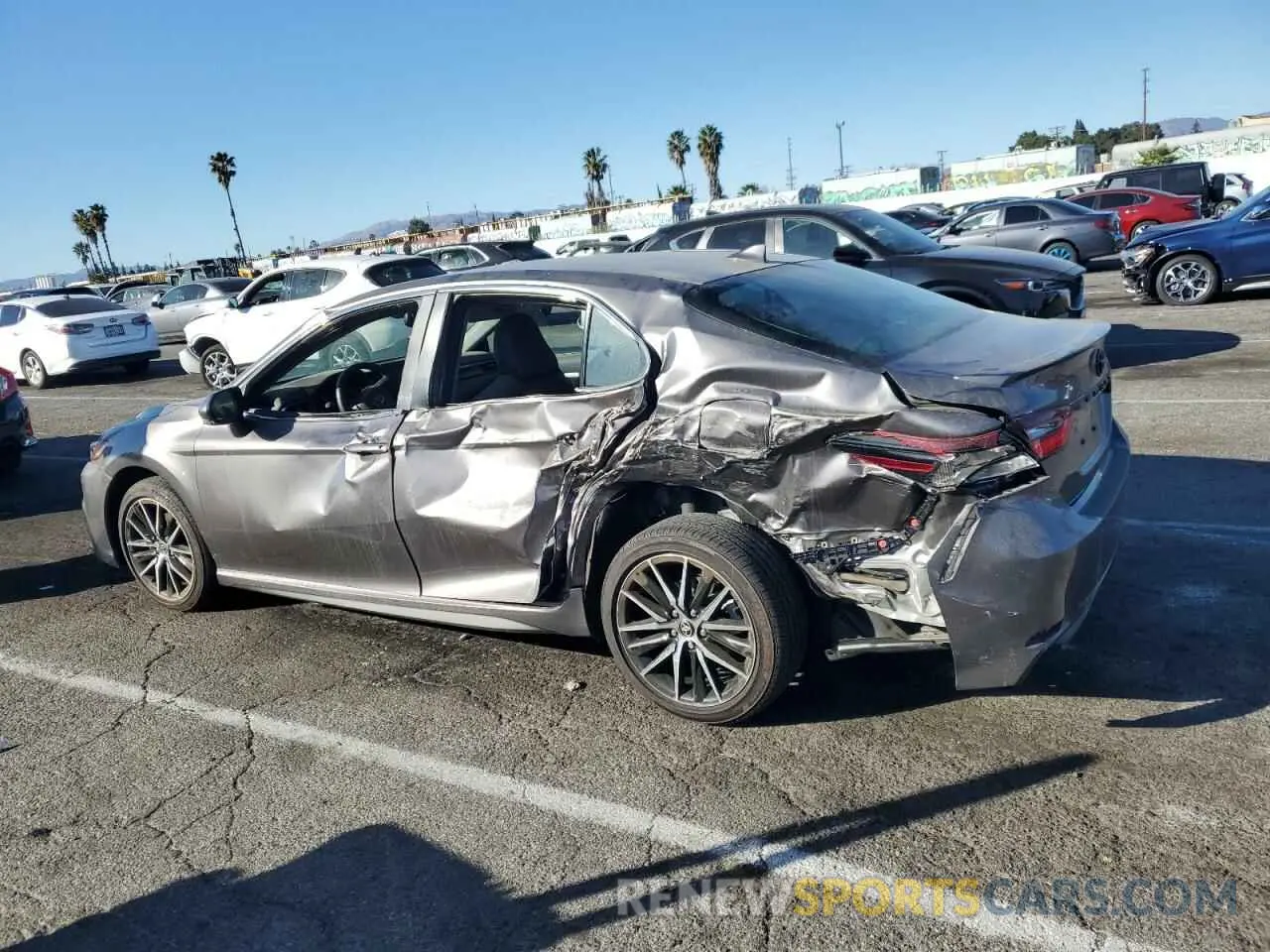2 fotografías del automóvil dañado 4T1T11AK2RU266167 TOYOTA CAMRY 2024