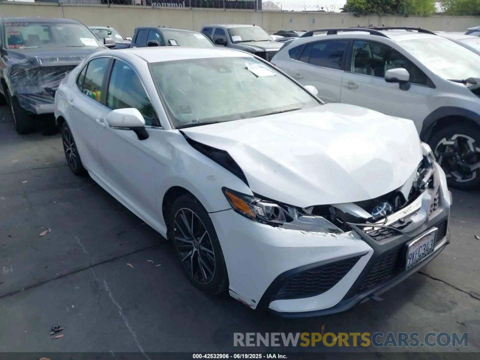 1 fotografías del automóvil dañado 4T1T11AK2RU867370 TOYOTA CAMRY 2024