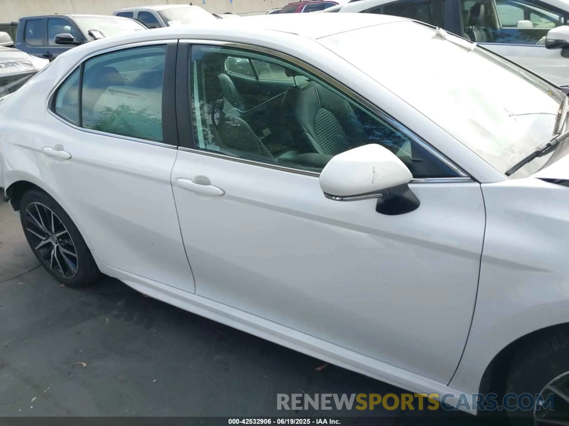 14 fotografías del automóvil dañado 4T1T11AK2RU867370 TOYOTA CAMRY 2024