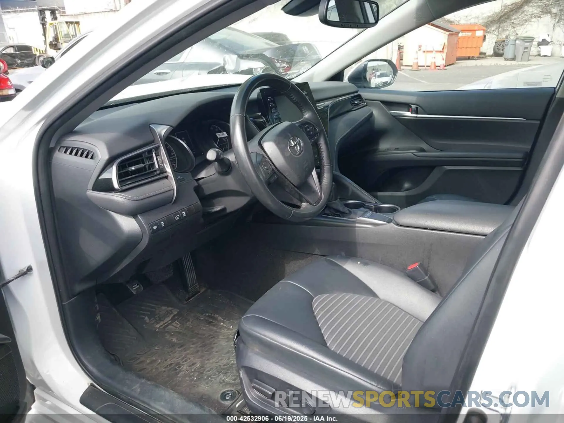 19 fotografías del automóvil dañado 4T1T11AK2RU867370 TOYOTA CAMRY 2024