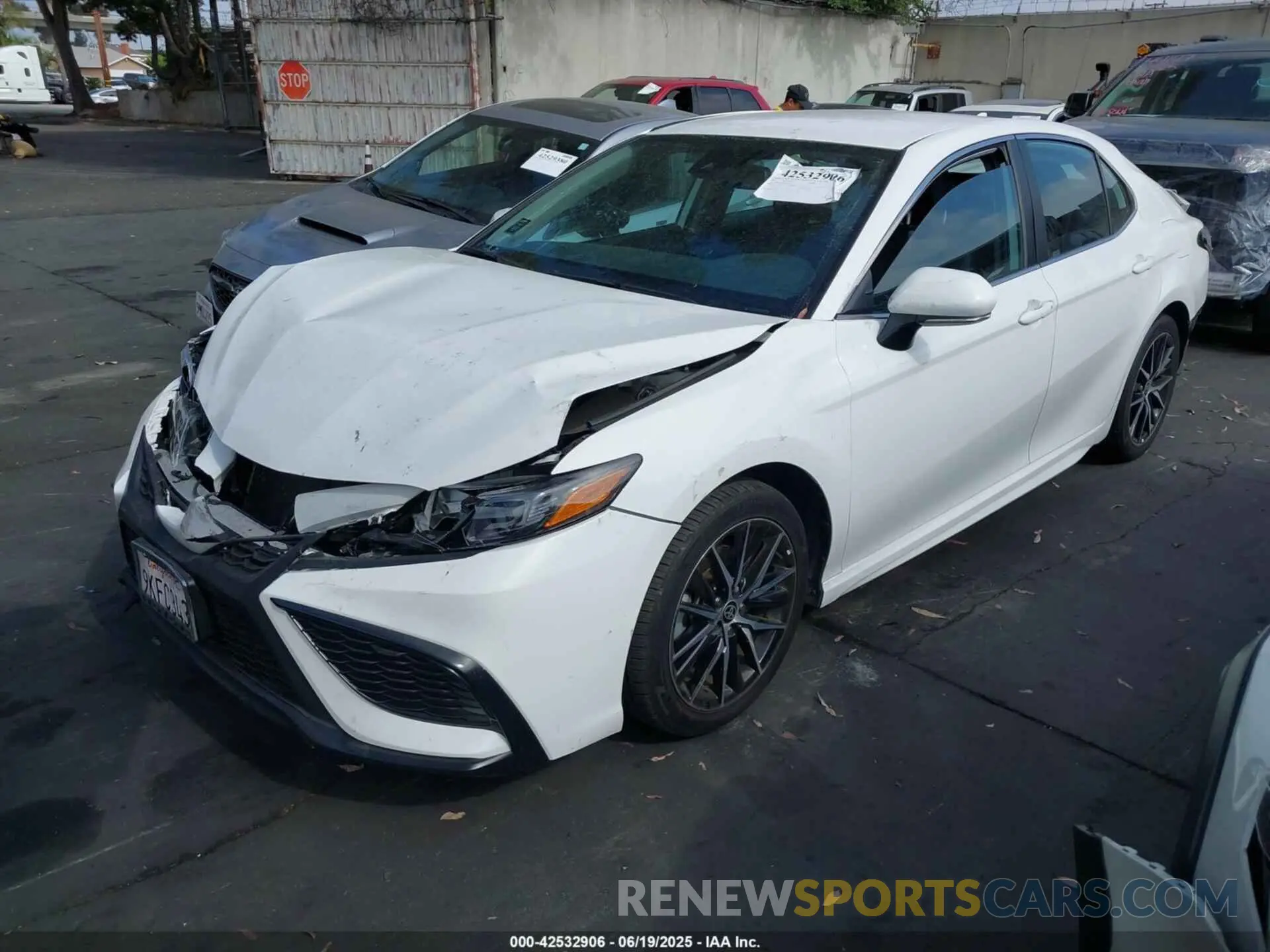 2 fotografías del automóvil dañado 4T1T11AK2RU867370 TOYOTA CAMRY 2024